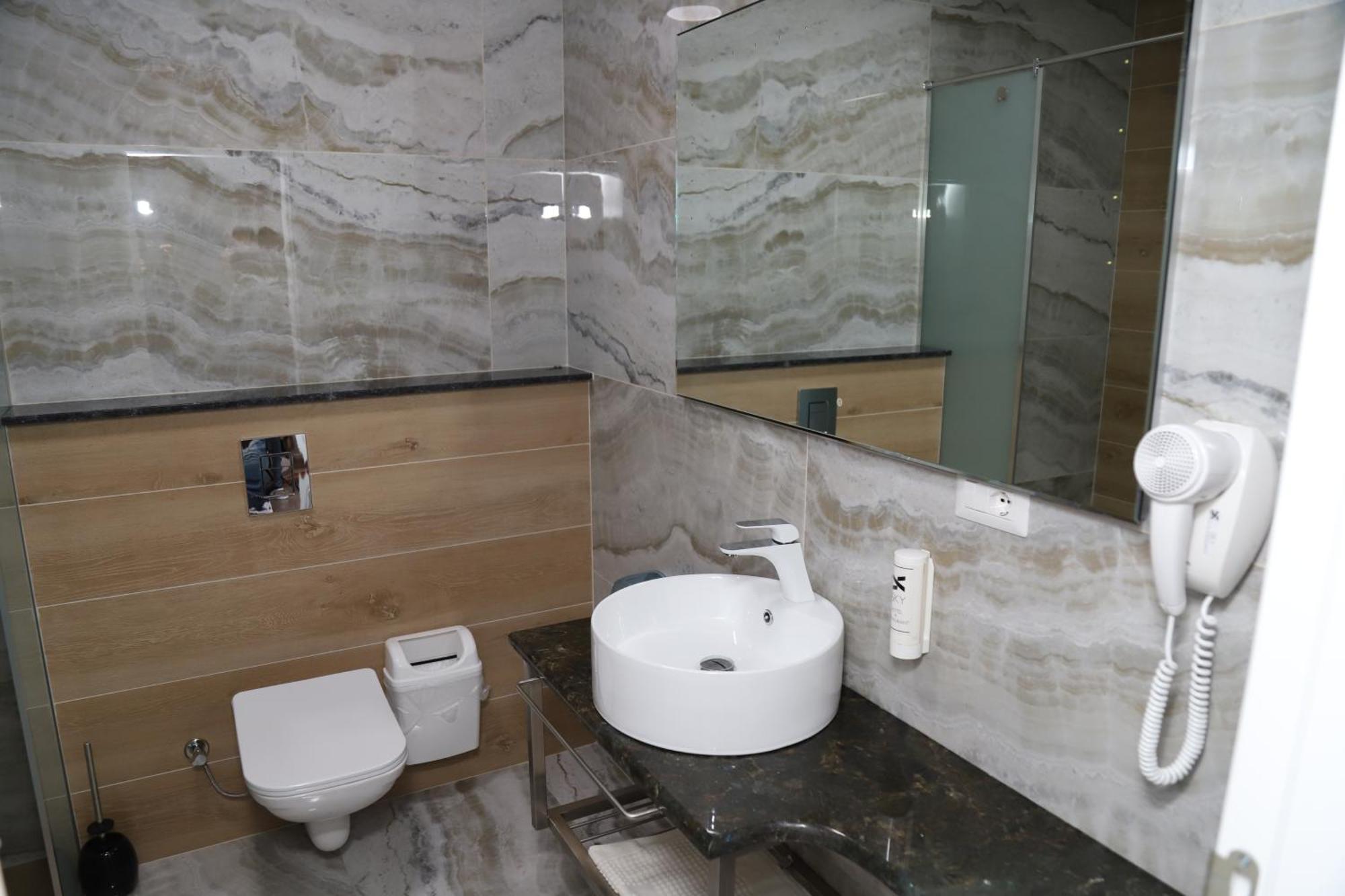Sky Hotel Prizren Luaran gambar