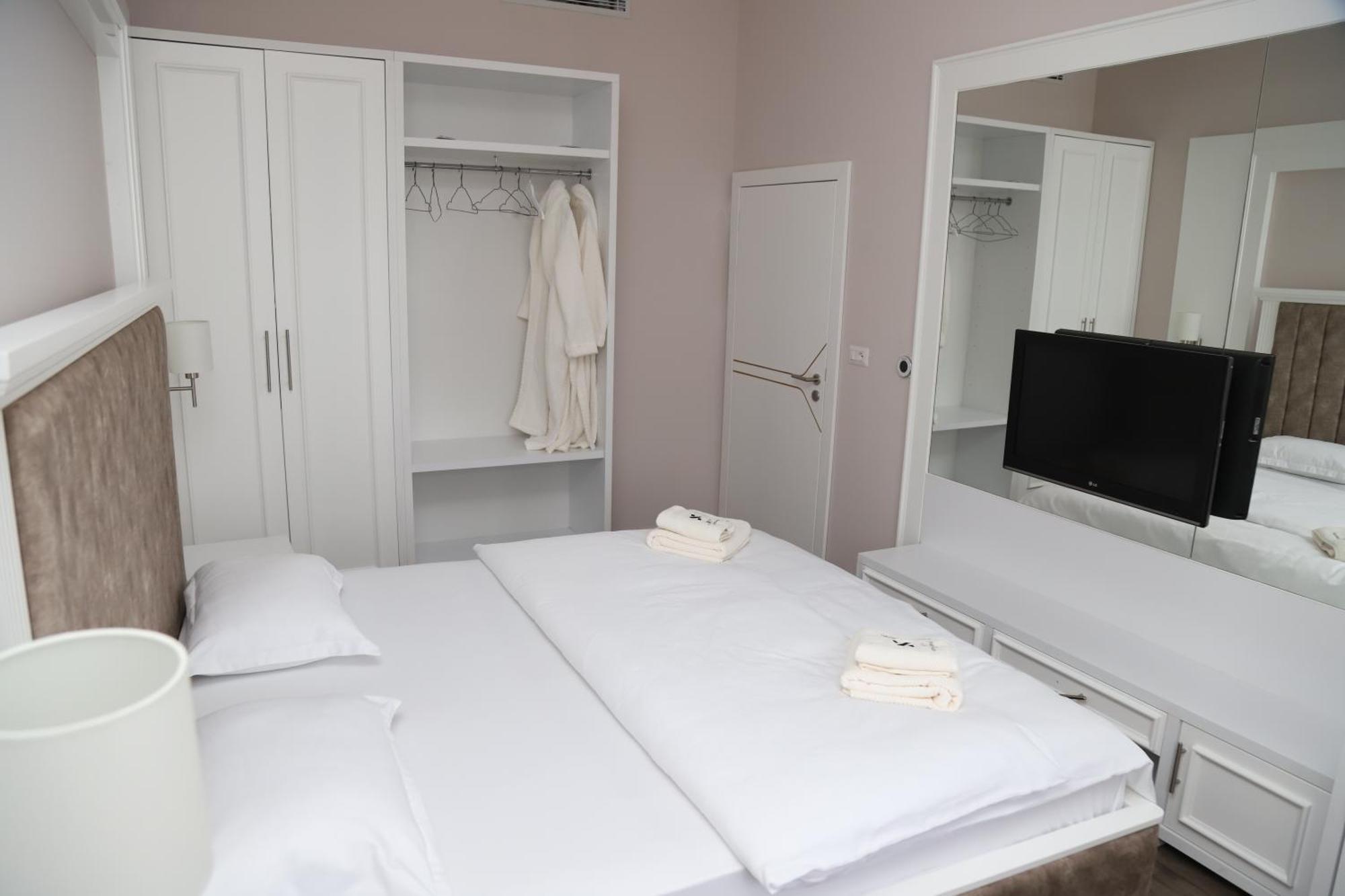 Sky Hotel Prizren Luaran gambar