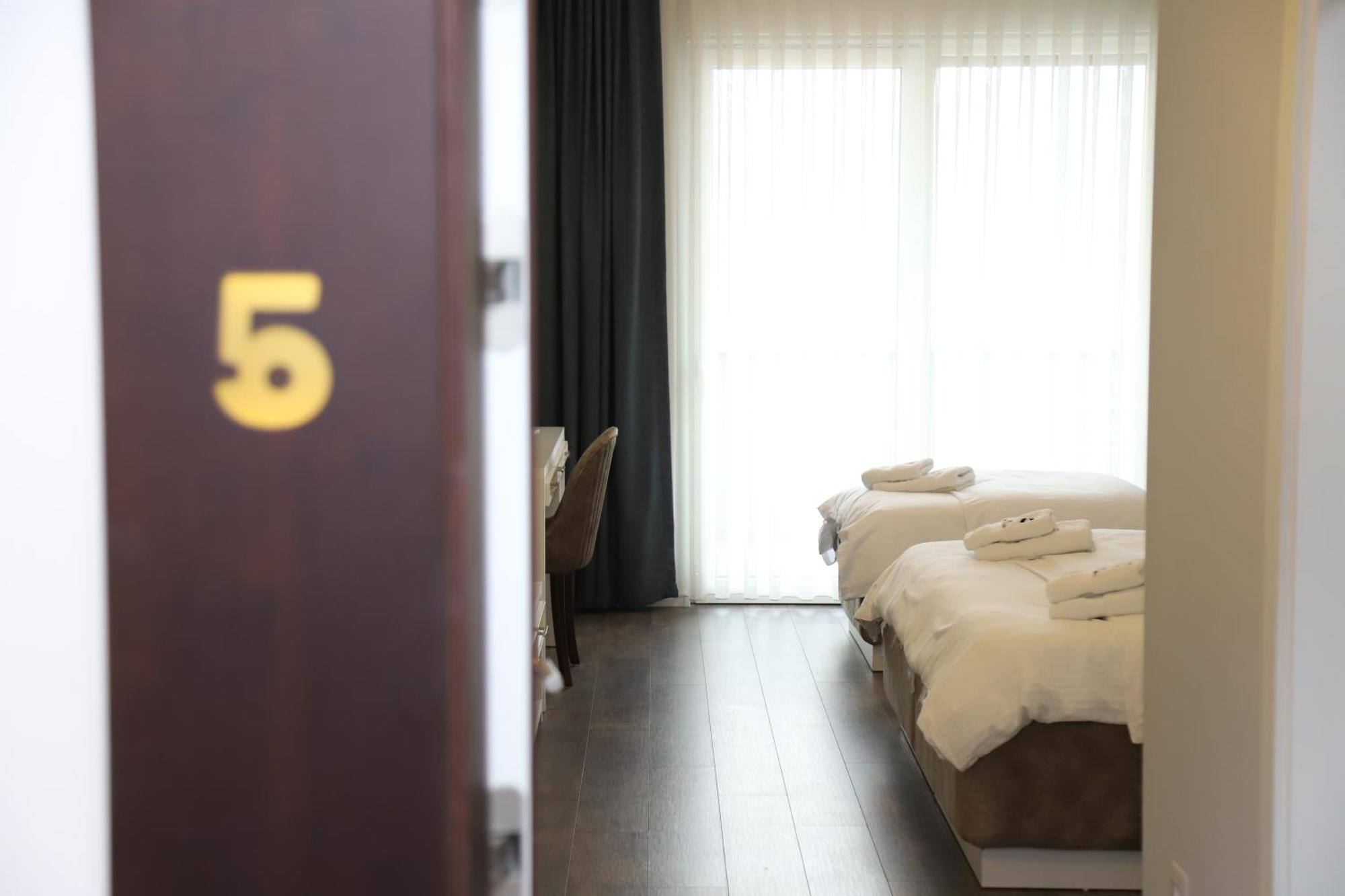 Sky Hotel Prizren Luaran gambar