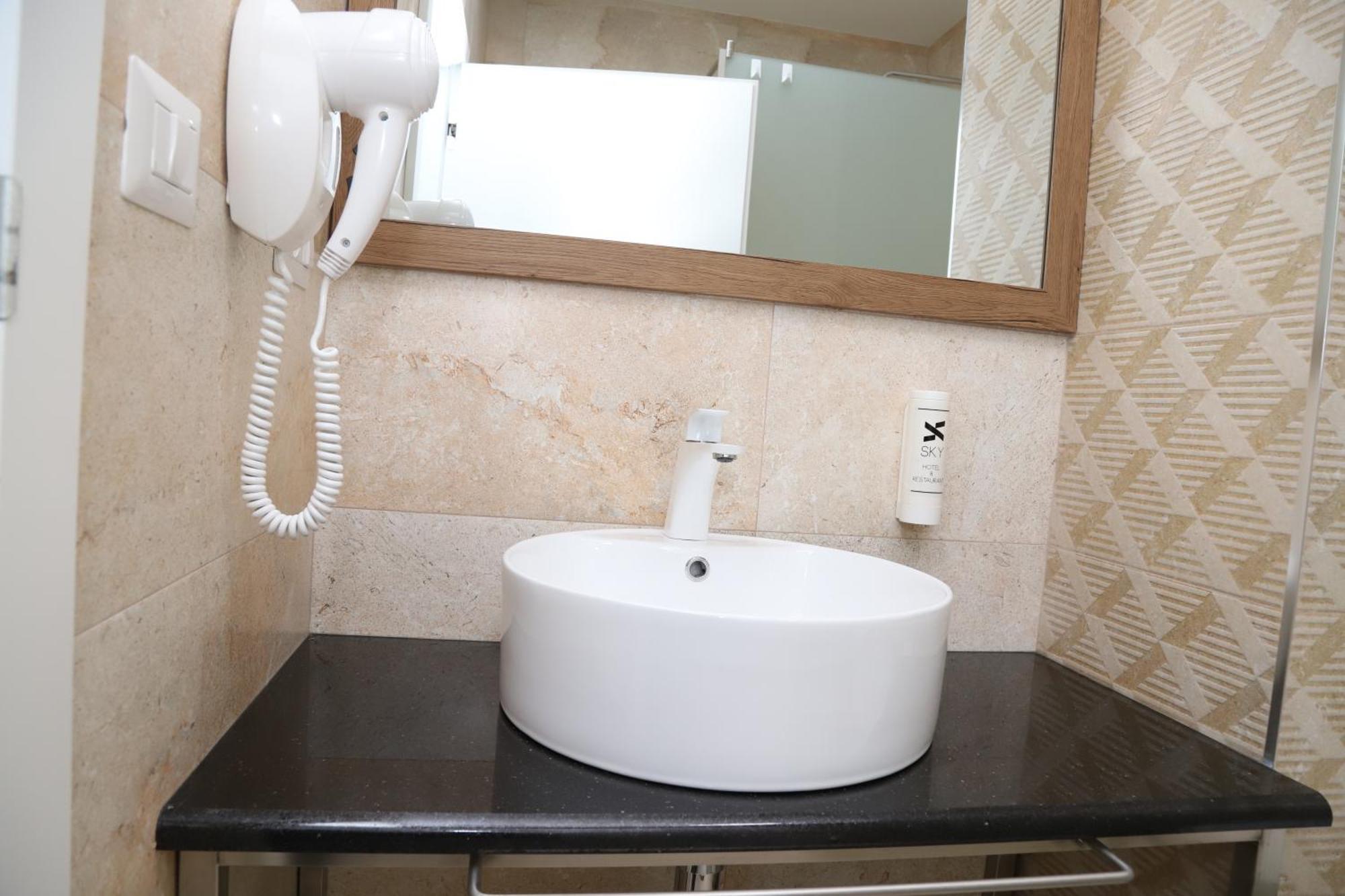 Sky Hotel Prizren Luaran gambar