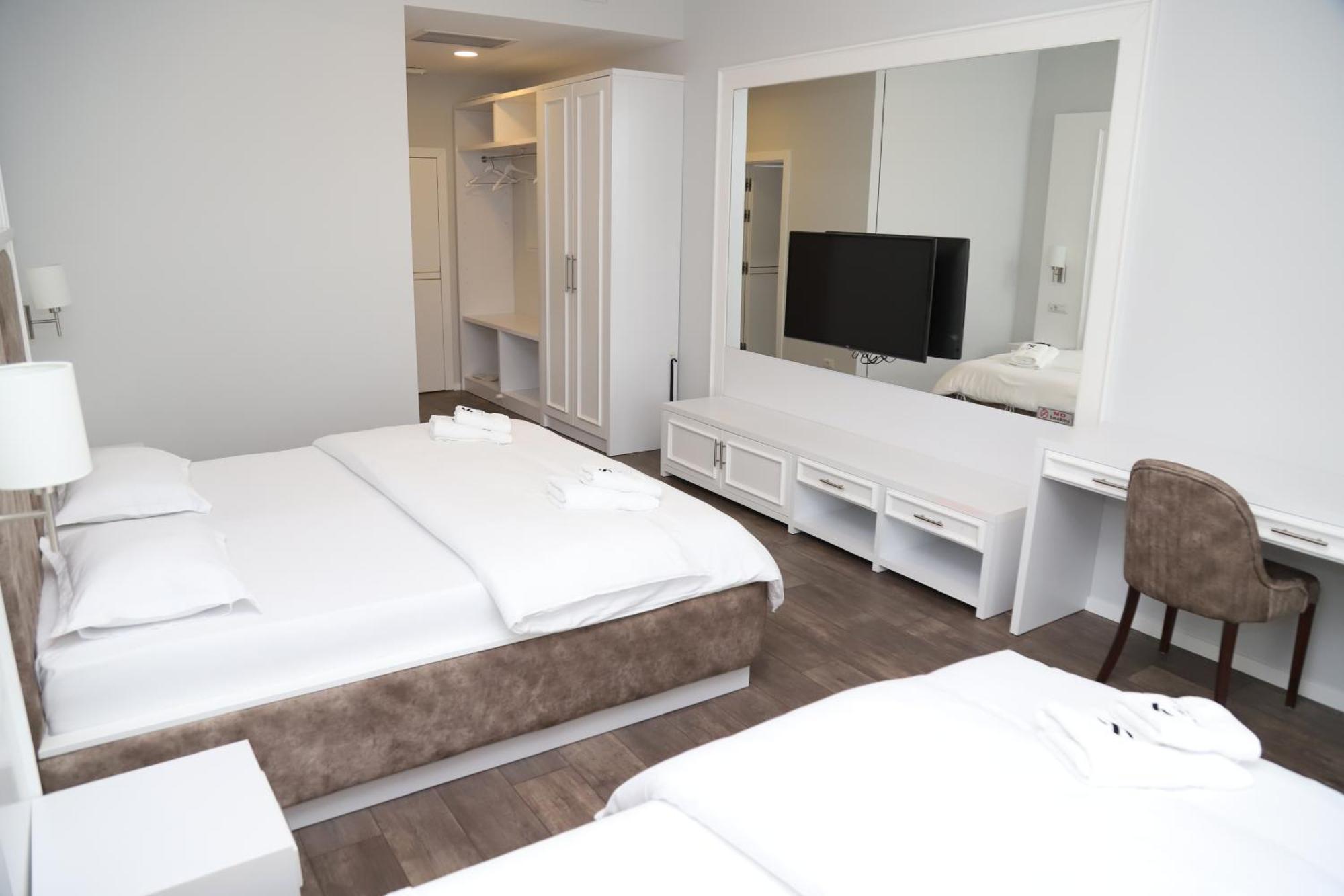 Sky Hotel Prizren Luaran gambar