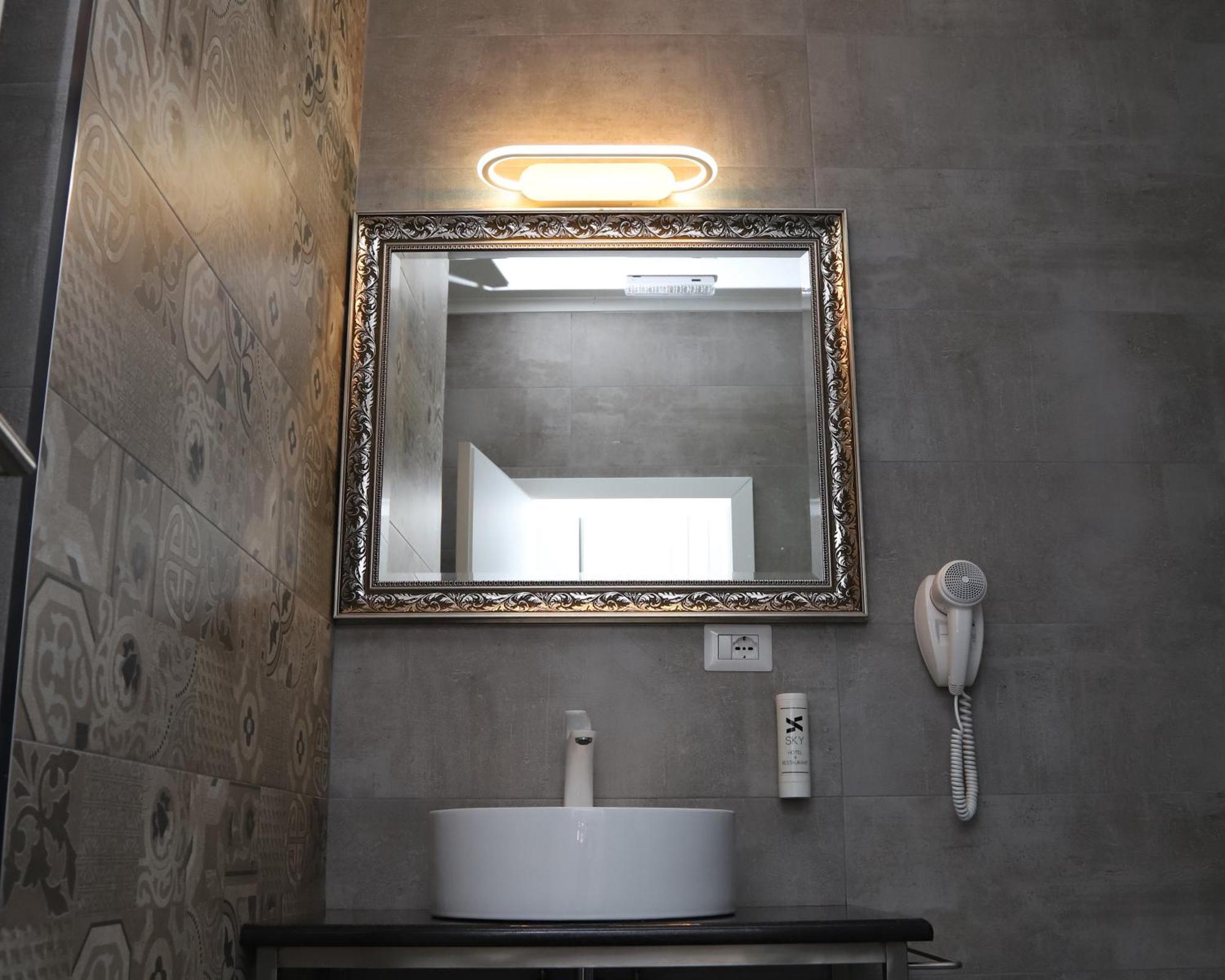 Sky Hotel Prizren Luaran gambar