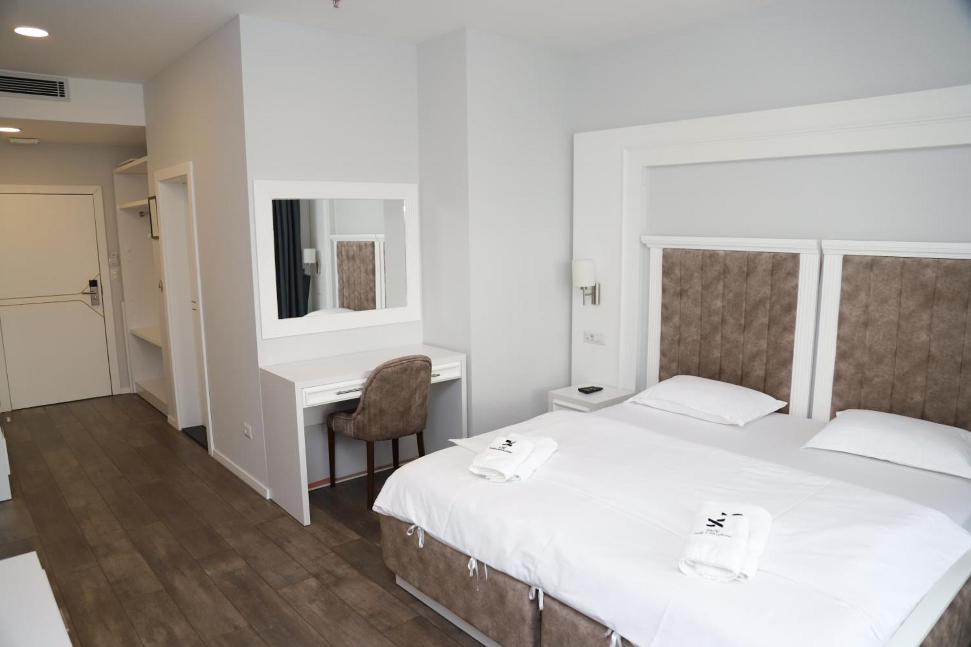 Sky Hotel Prizren Luaran gambar