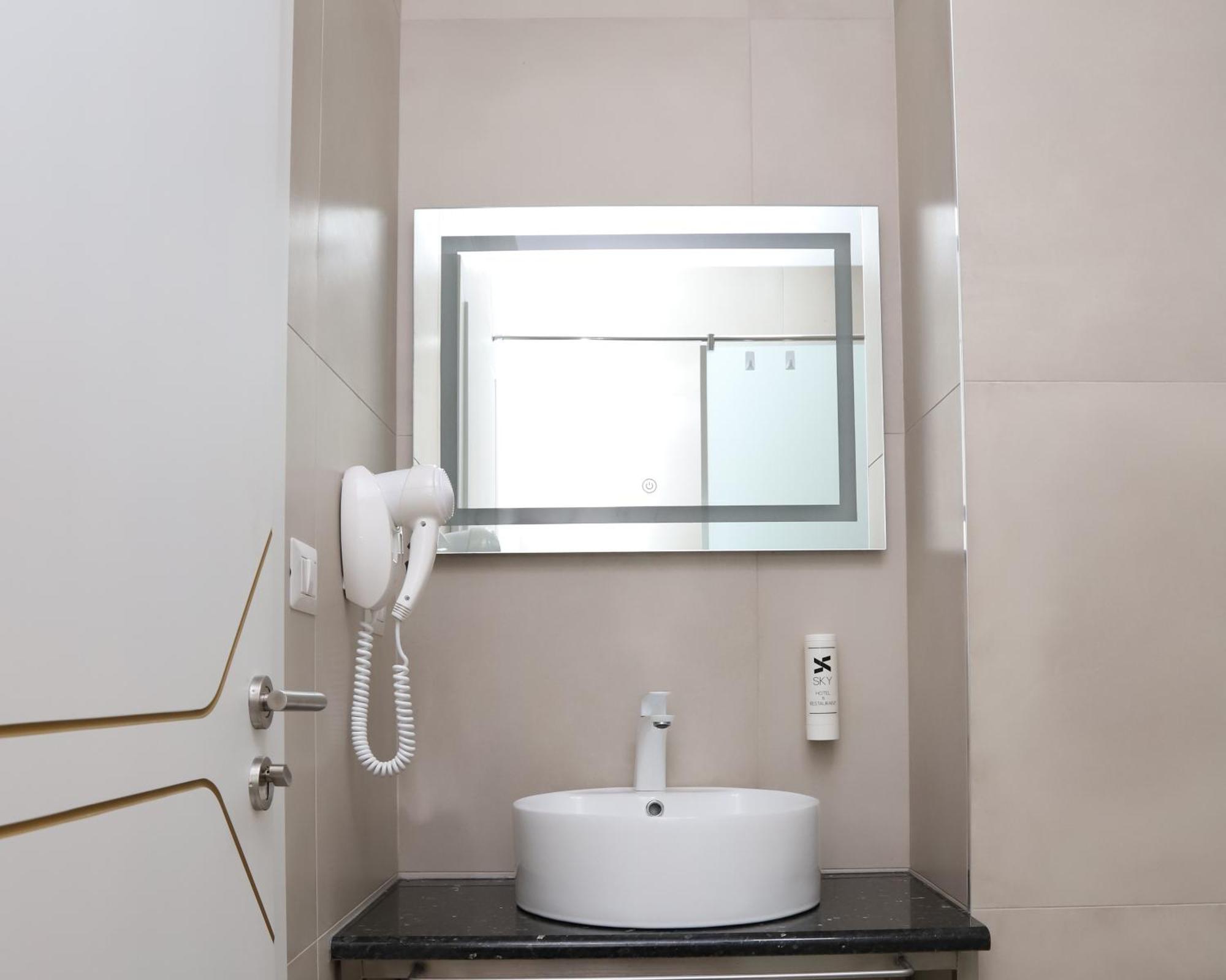Sky Hotel Prizren Luaran gambar
