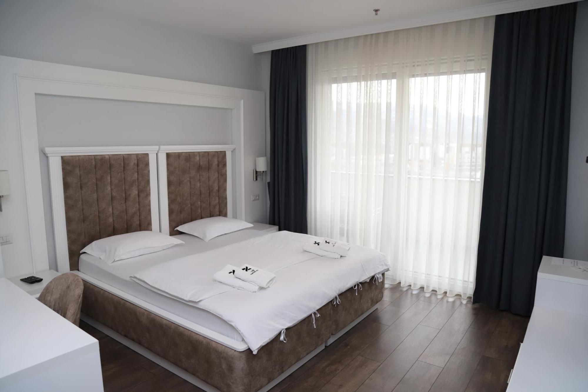 Sky Hotel Prizren Luaran gambar