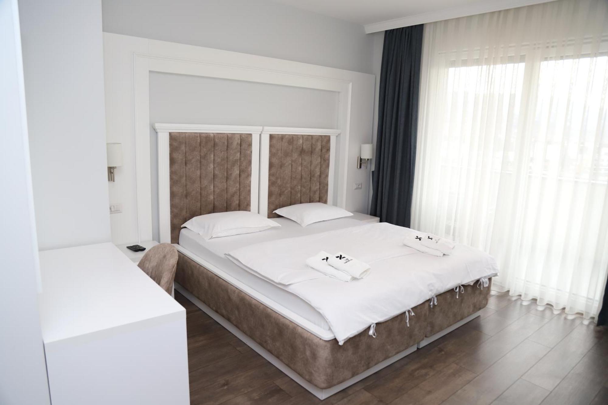 Sky Hotel Prizren Luaran gambar