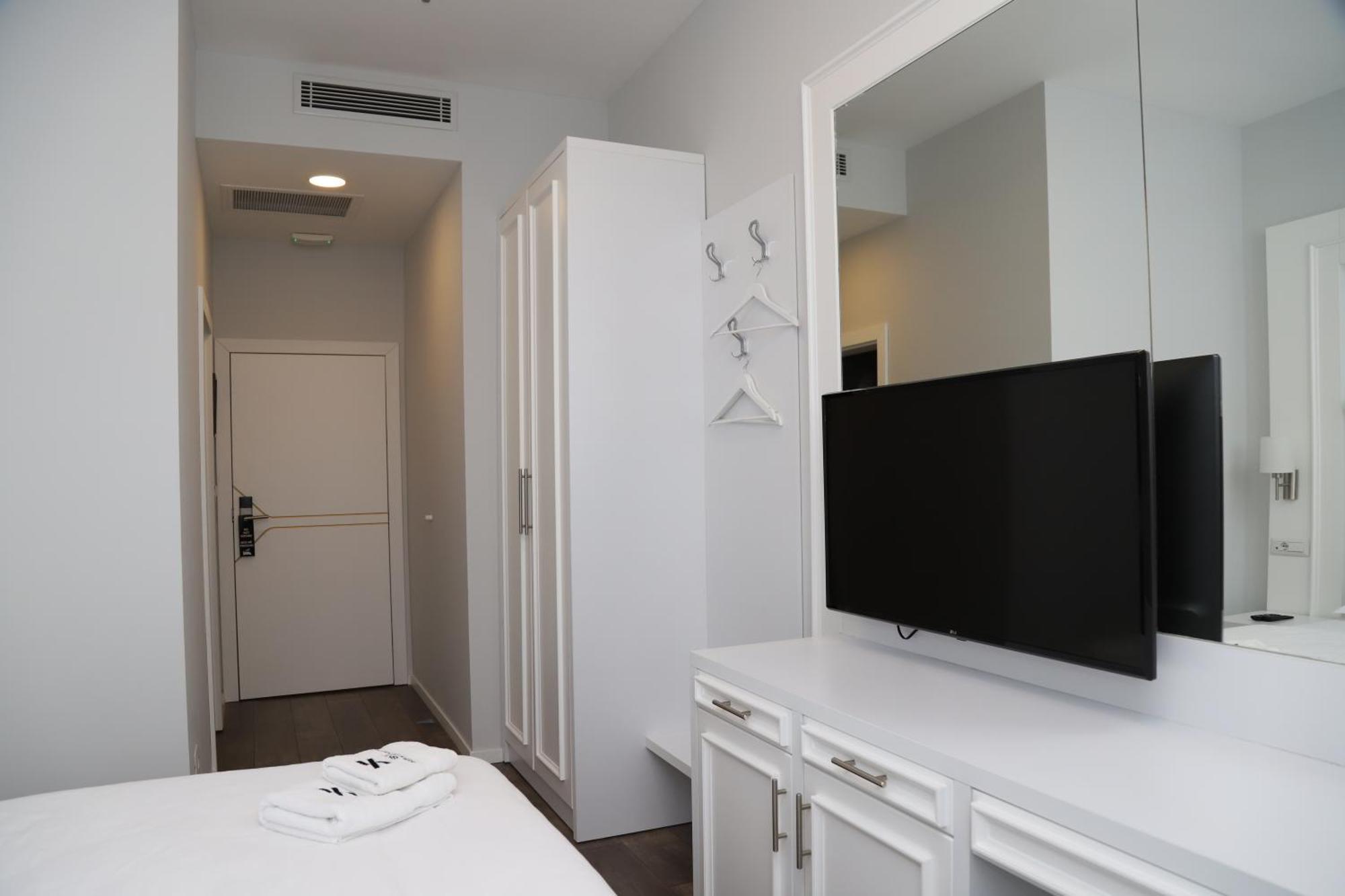 Sky Hotel Prizren Luaran gambar