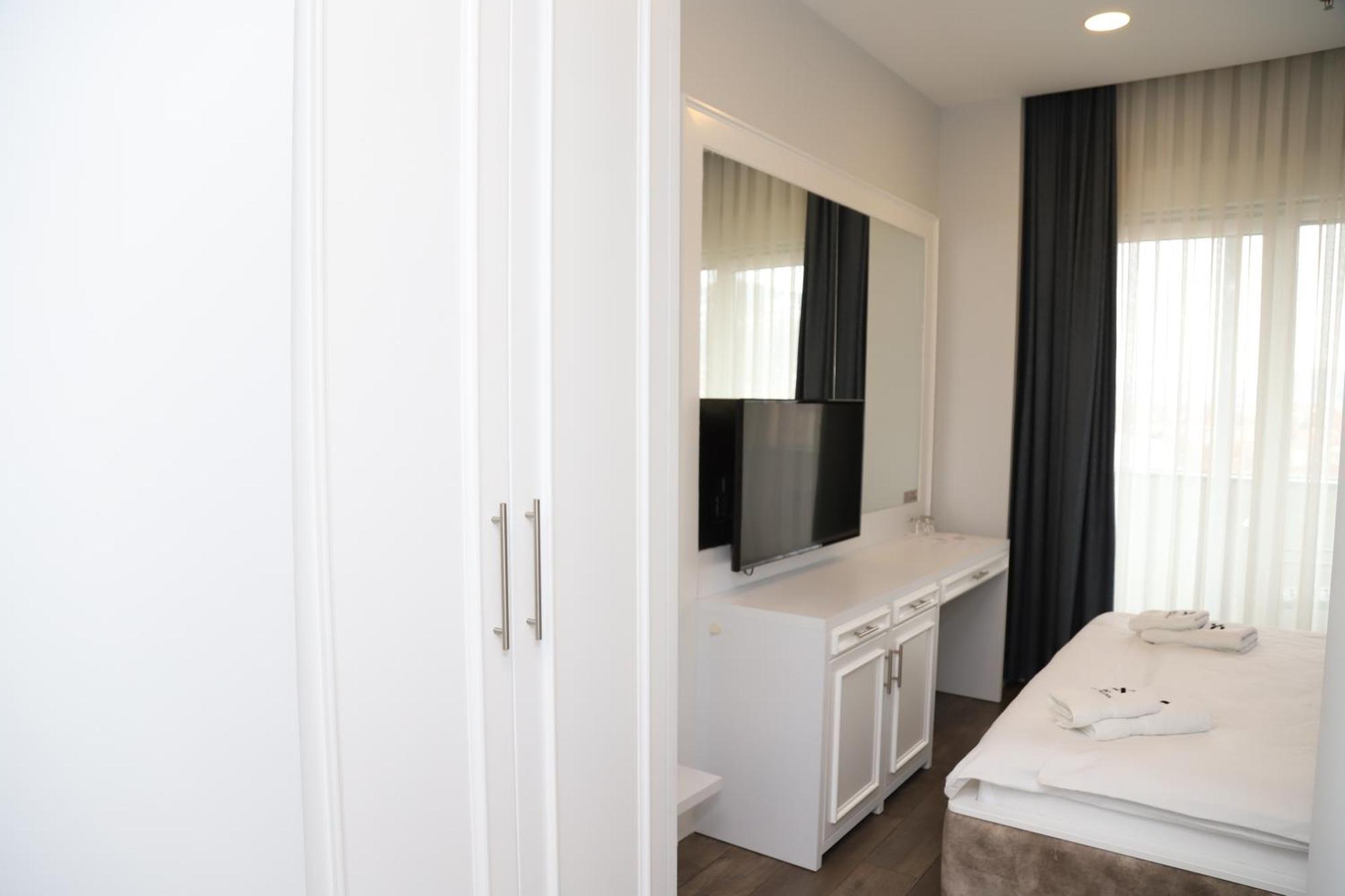 Sky Hotel Prizren Luaran gambar