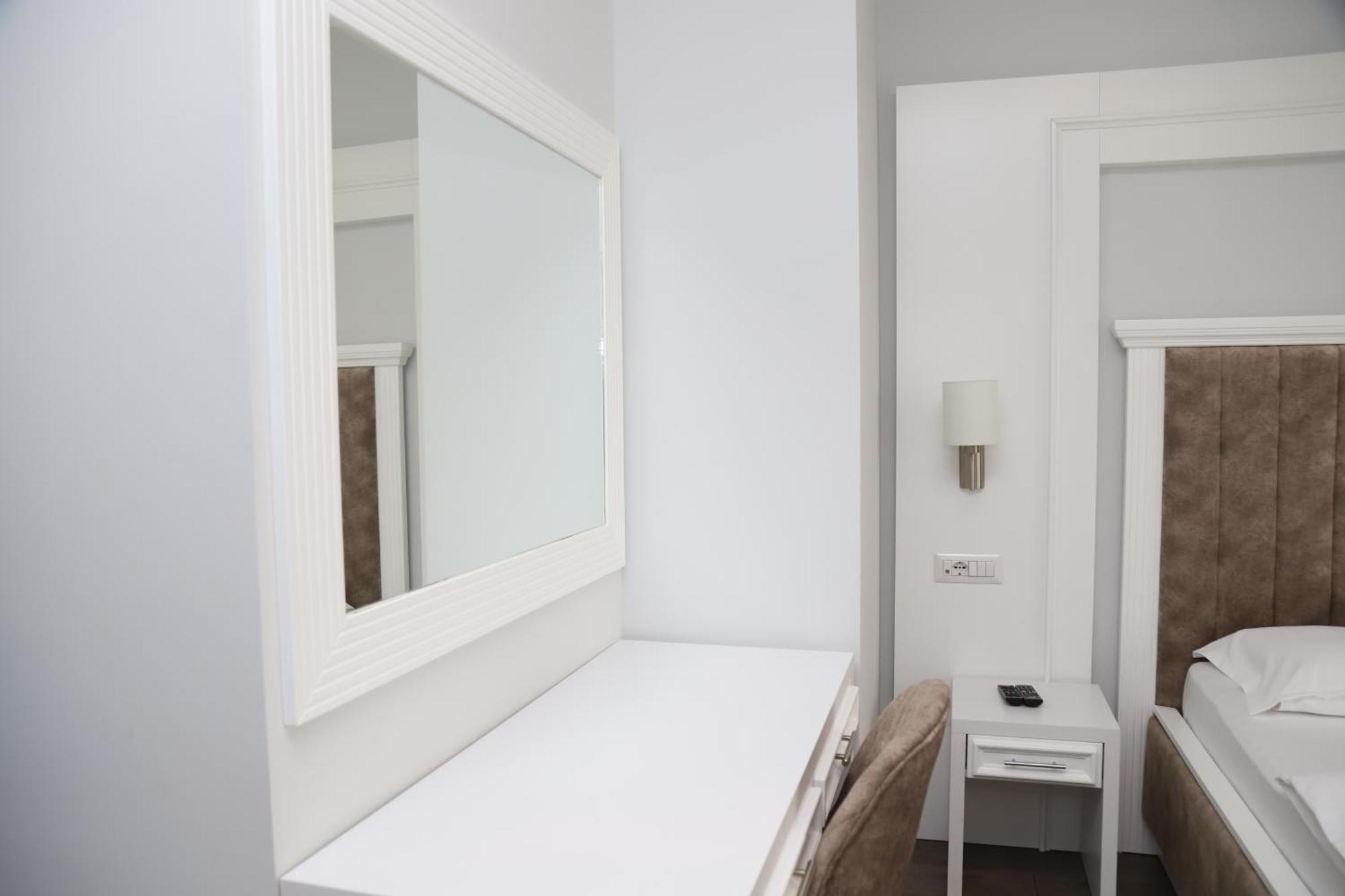Sky Hotel Prizren Luaran gambar
