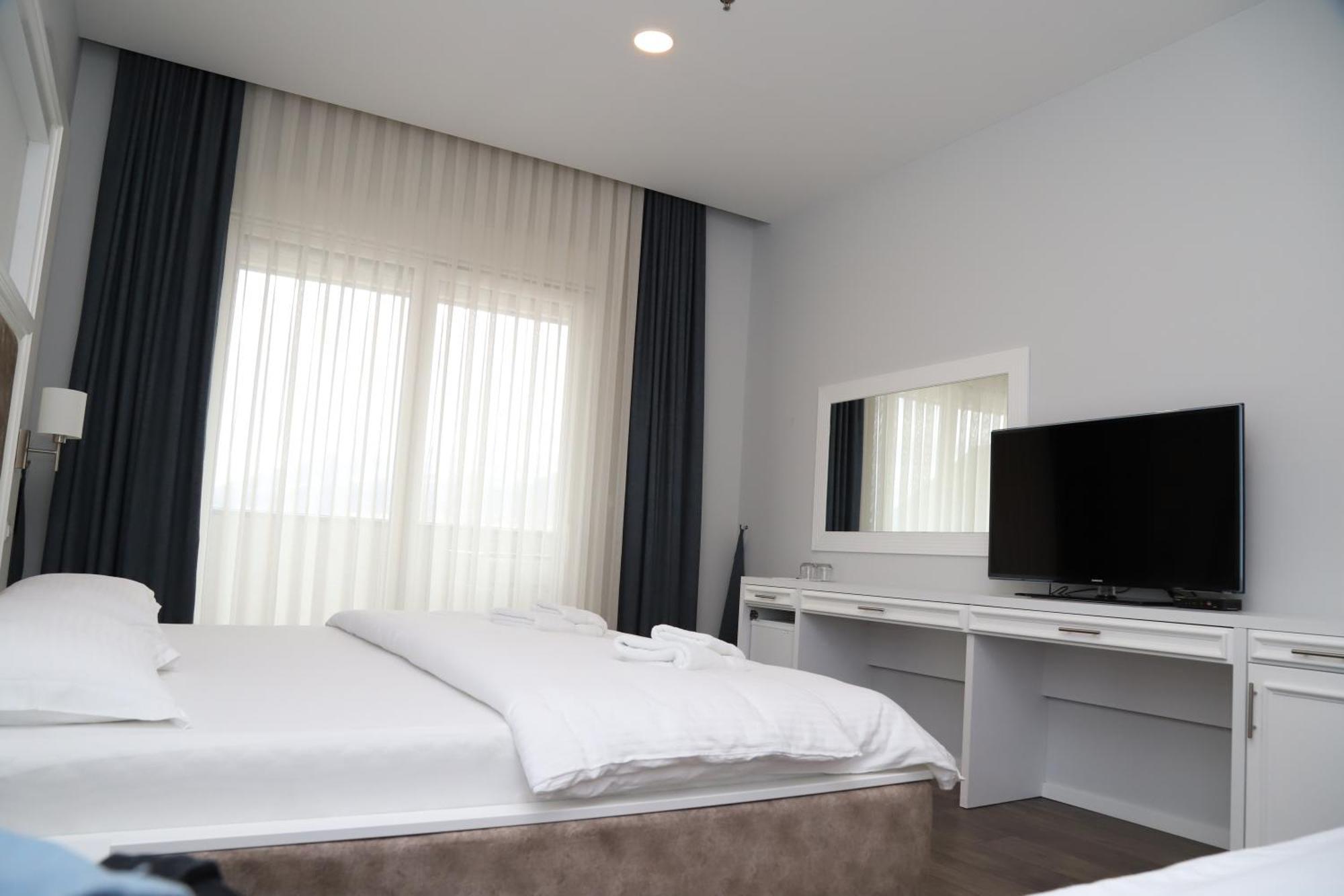 Sky Hotel Prizren Luaran gambar